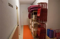 Police s pripomočki — zloženi bolstri, odeje in pene